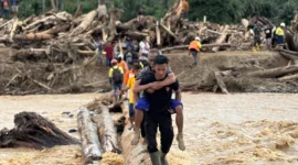 Evakuasi warga terdampak banjir bandang di Aceh, Sumatera. (Posnews/Ist)