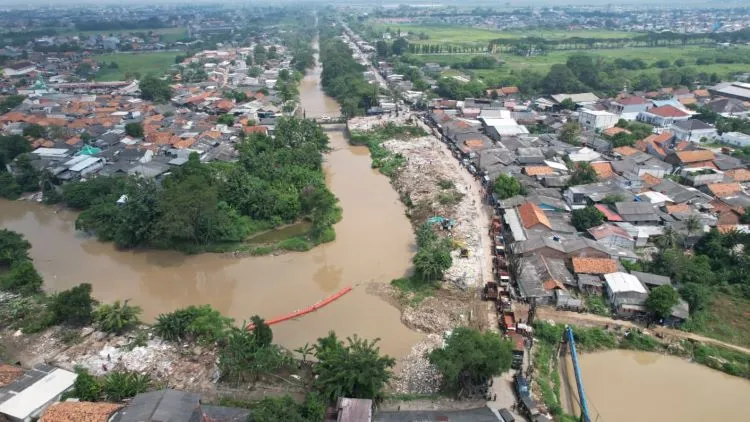 Ilustrasi, Bendungan Kali CBL, Bekasi jebol. (Ist)
