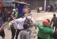 Viral di Media sosial bentrokan sejumlah massa dengan oknum mata elang alias debt collector di Cengkareng, Jakarta Barat, Senin, 10 November 2025. (Posnews/Ist)
