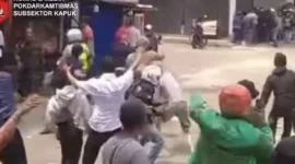 Viral di Media sosial bentrokan sejumlah massa dengan oknum mata elang alias debt collector di Cengkareng, Jakarta Barat, Senin, 10 November 2025. (Posnews/Ist)
