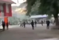 Bentrok antar-mahasiswa Universitas Negeri Makassar (UNM) pecah di Kampus Parangtambung, Rabu sore (5/11/2025). (Ist)