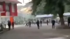 Bentrok antar-mahasiswa Universitas Negeri Makassar (UNM) pecah di Kampus Parangtambung, Rabu sore (5/11/2025). (Ist)