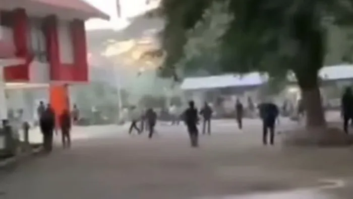 Bentrok antar-mahasiswa Universitas Negeri Makassar (UNM) pecah di Kampus Parangtambung, Rabu sore (5/11/2025). (Ist)