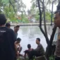 Polisi Bhabinkamtibmas Aipda Elly Ependi menolong remaja yang terseret arus Kali Sindang di Koja. (Posnews/Ist)