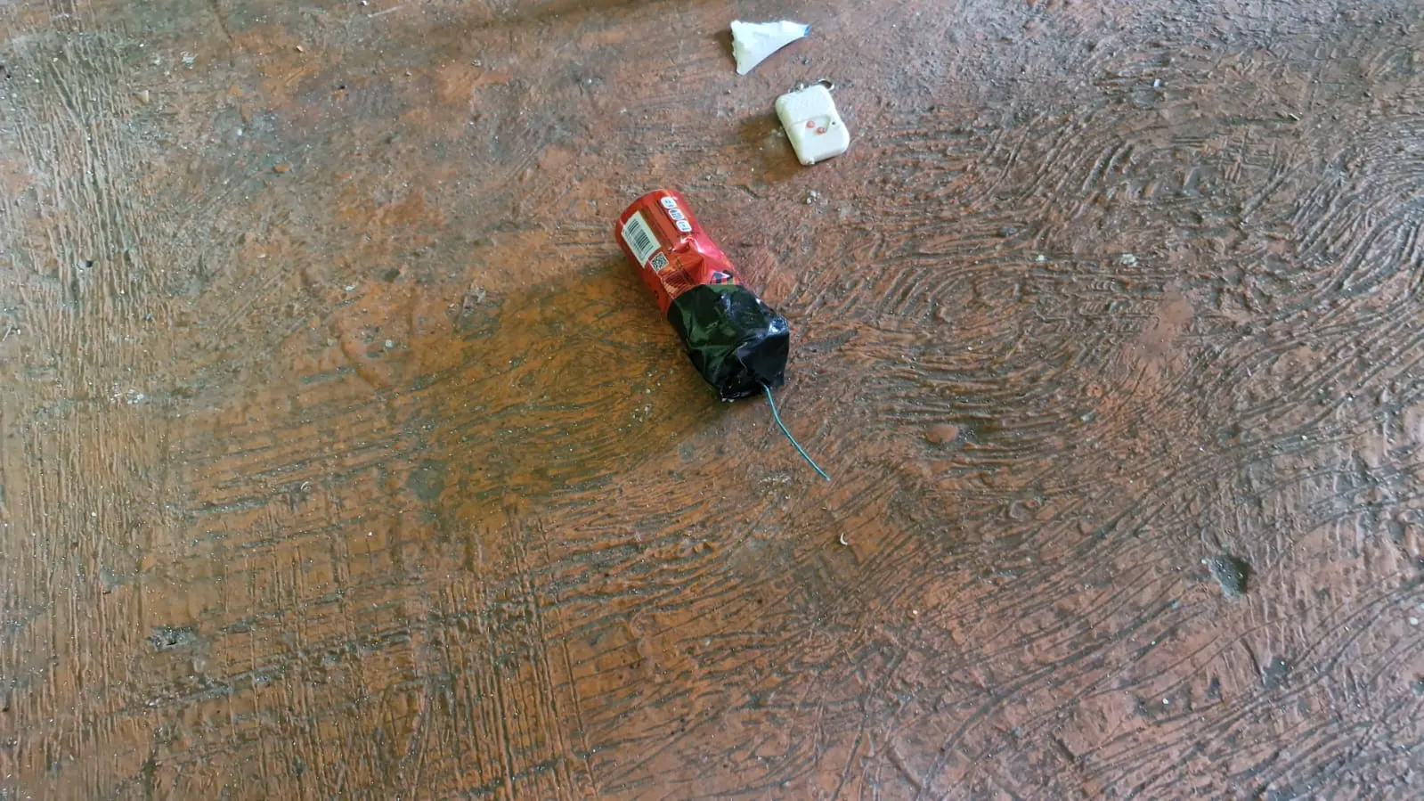 Petugas Jihandak dan kepolisian mensterilkan TKP ledakan di Masjid SMAN 72 Jakarta, Kelapa Gading, Jumat (7/11/2025).