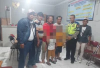 Polisi menyelamatkan dua anak kecil yang berjalan di atas Tol Wiyoto Wiyono arah Ancol Jakarta Utara. (Posnews/Ist)