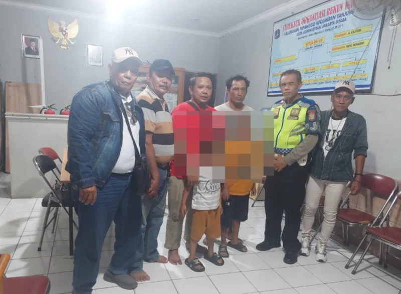 Polisi menyelamatkan dua anak kecil yang berjalan di atas Tol Wiyoto Wiyono arah Ancol Jakarta Utara. (Posnews/Ist)