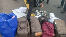 Anggota TNI menunjukkan tas berisi puluhan ribu ekstasi hasil temuan di Lampung. (Posnews/Puspen TNI)