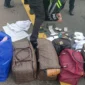Anggota TNI menunjukkan tas berisi puluhan ribu ekstasi hasil temuan di Lampung. (Posnews/Puspen TNI)