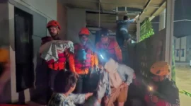 Petugas BPBD membantu warga mengungsi setelah banjir merendam pemukiman di Desa Sukamanah, Jonggol, Bogor akibat tanggul Sungai Cipatujah jebol. (BPBD)
