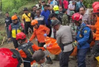 Evakuasi rumah tertimbun longsor yang menewaskan satu keluarga di Desa Depok, Trenggalek. (SAR)
