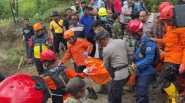 Tim SAR mengevakuasi korban banjir bandang dan longsor di wilayah Aceh dan Sumatera Barat dengan pengawalan BNPB. (Posnews/SAR)