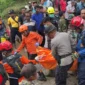 Tim SAR mengevakuasi korban banjir bandang dan longsor di wilayah Aceh dan Sumatera Barat dengan pengawalan BNPB. (Posnews/SAR)