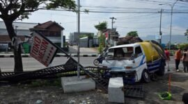 Foto. Kecelakaan tunggal terjadi di Jalan Raya Jogja-Solo KM 19, Prambanan, Rabu (19/11) pagi. Sebuah truk oleng dan menabrak pagar toko mesin setelah mengalami pecah ban. Dok: X (@merapi_uncover).