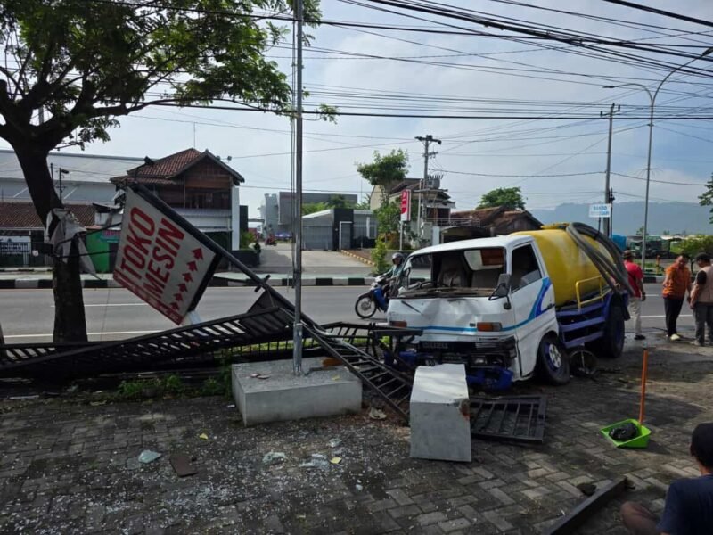 Foto. Kecelakaan tunggal terjadi di Jalan Raya Jogja-Solo KM 19, Prambanan, Rabu (19/11) pagi. Sebuah truk oleng dan menabrak pagar toko mesin setelah mengalami pecah ban. Dok: X (@merapi_uncover).