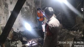 Evakuasi dan penyelidikan polisi di lokasi penemuan dua kerangka manusia hangus di Gedung ACC Kwitang, Jakarta Pusat. (Ist)