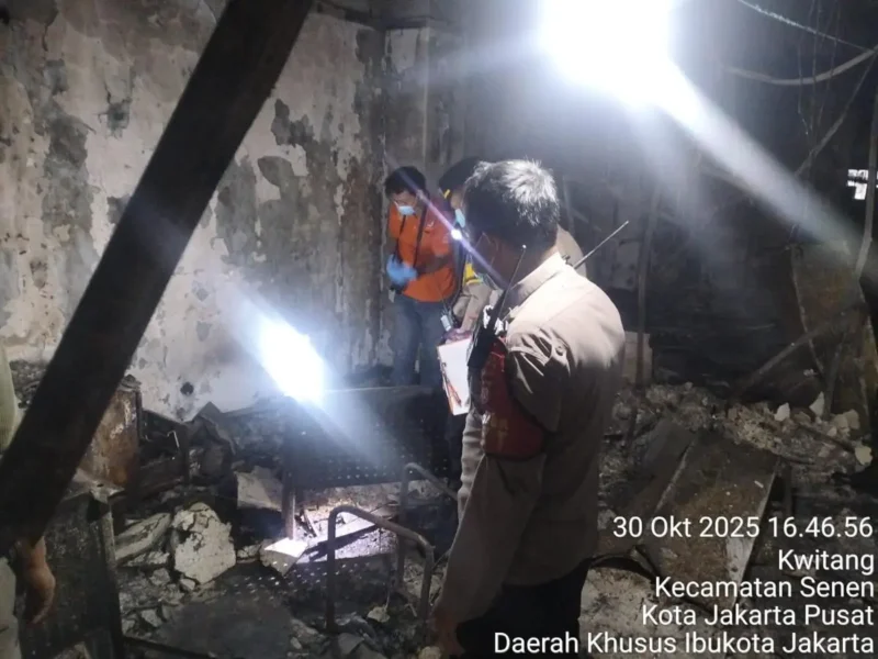 Evakuasi dan penyelidikan polisi di lokasi penemuan dua kerangka manusia hangus di Gedung ACC Kwitang, Jakarta Pusat. (Ist)