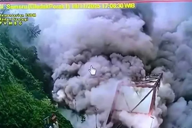 Gunung Semeru Meletus, awan panas terlihat menyembur. (Posnews/PVMBG)
