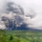 Awan panas guguran Gunung Semeru meluncur deras dari puncak menuju lereng selatan pada erupsi 19 November 2025. (Posnews/BPBD)