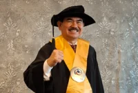 Guru Besar Hukum Tata Negara (HTN) Prof. Dr. Juanda menjelaskan posisi hukum Putusan MK 114/PUU-XXIII/2025 dalam konferensi pers. (Posnews/PMJ)