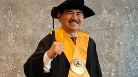 Guru Besar Hukum Tata Negara (HTN) Prof. Dr. Juanda menjelaskan posisi hukum Putusan MK 114/PUU-XXIII/2025 dalam konferensi pers. (Posnews/PMJ)