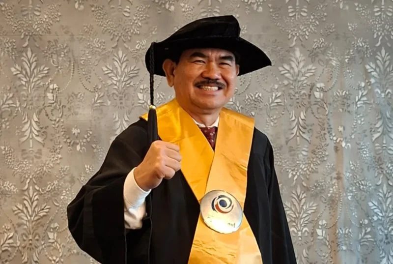 Guru Besar Hukum Tata Negara (HTN) Prof. Dr. Juanda menjelaskan posisi hukum Putusan MK 114/PUU-XXIII/2025 dalam konferensi pers. (Posnews/PMJ)