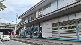 Situasi Halte TransJakarta Flyover Jatinegara tempat penumpang Veby Anandya Pratiwi kehilangan iPhone 13 akibat aksi pencurian. (Posnews/wikipedia)