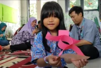 Aisha Salsabila menunjukkan hasil bermainnya dengan Ayahnya di Ruang Kelas B5 TKN Semper Cilincing Jakarta Utara. (Posnews/MR)