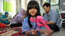 Aisha Salsabila menunjukkan hasil bermainnya dengan Ayahnya di Ruang Kelas B5 TKN Semper Cilincing Jakarta Utara. (Posnews/MR)

