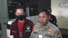 Kasie Humas Polres Metro Jakarta Barat AKP Wisnu Wirawan, didampingi Kanit 3 Satresnarkoba AKP Hamdan Agus, menjelaskan Onad resmi menjalani rehabilitasi rawat inap di sebuah panti rehab swasta di Jakarta Selatan. (Posnews)