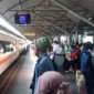Ilustrasi, Calon penumpang ingin naik Kereta Api. (Posnews/Ist)