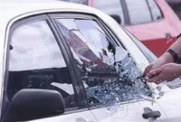 Ilustrasi, Pembobol mobil dengan memecah kaca. (Posnews/Net)