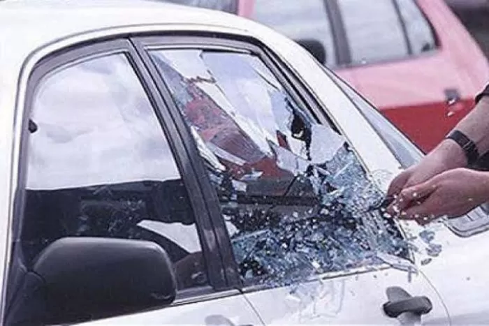 Ilustrasi, Pembobol mobil dengan memecah kaca. (Posnews/Net)