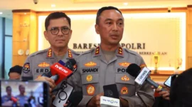 Kadiv Humas Polri Irjen Sandi Nugroho memaparkan data terbaru soal anggota Polri yang bertugas di luar struktur kepolisian. (Posnews/Polri)