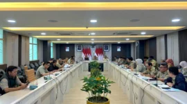 Pejabat Pemprov DKI dan Kanwil KemenHAM saat mengikuti rapat tindak lanjut relokasi TPU Menteng Pulo. (Posnews)