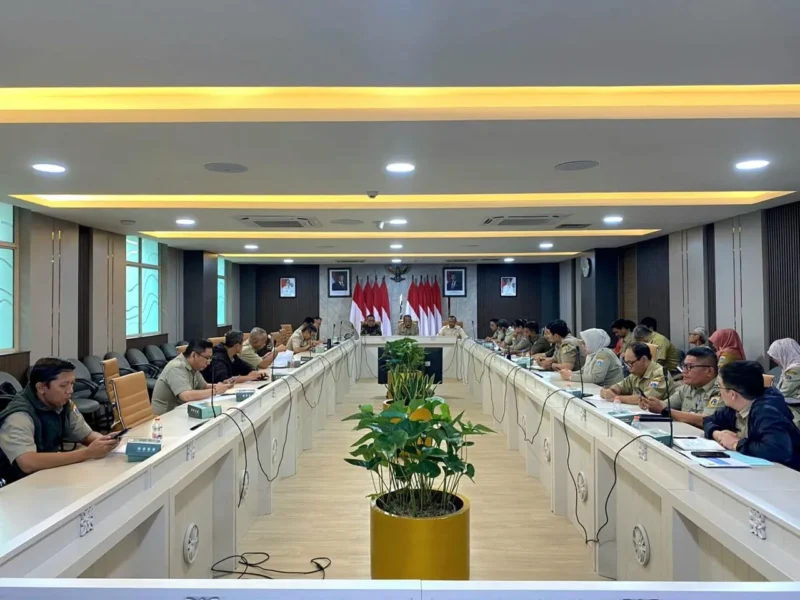 Pejabat Pemprov DKI dan Kanwil KemenHAM saat mengikuti rapat tindak lanjut relokasi TPU Menteng Pulo. (Posnews)