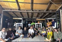 Kakanwil Kemenkumham DK Jakarta Mikael Azedo Harwito memimpin audiensi warga TPU Menteng Pulo II terkait penataan kawasan. (Posnews)