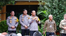 Kapolda Metro Jaya Irjen Pol Asep Edi Suheri memberikan penghargaan kepada enam siswa SDN Setu 02 Cipayung yang mengembalikan ponsel dan SIM warga. (Posnews)