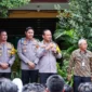 Kapolda Metro Jaya Irjen Pol Asep Edi Suheri memberikan penghargaan kepada enam siswa SDN Setu 02 Cipayung yang mengembalikan ponsel dan SIM warga. (Posnews)
