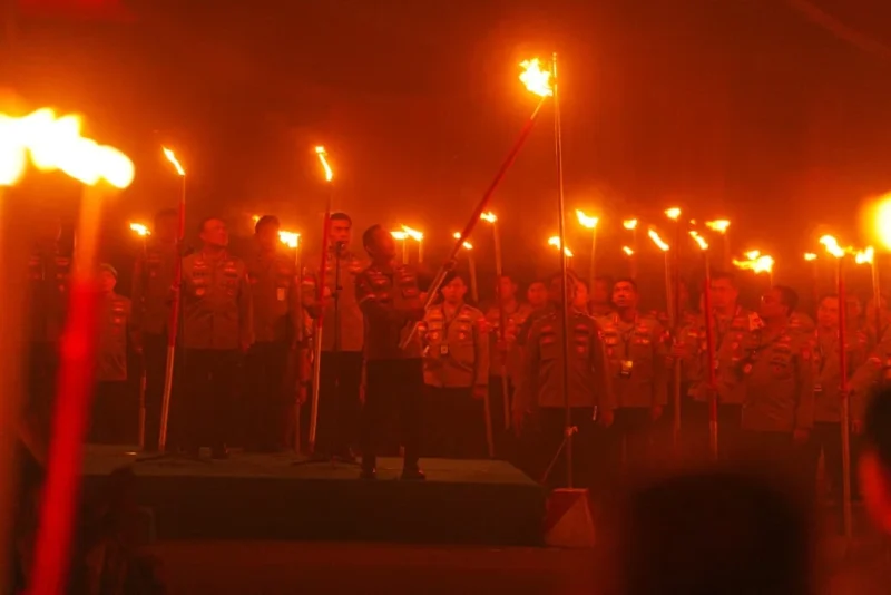 Kapolri memimpin Renungan Ksatria Bhayangkara dengan latar ribuan obor di Cikeas. (Posnews/Ist)
