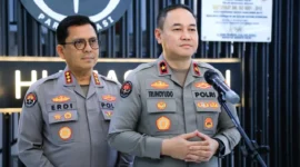 Brigjen Pol Trunoyudo Wisnu Andiko menyampaikan keterangan pers mengenai mutasi 1.121 perwira Polri yang mencakup pembentukan Polresta IKN, promosi puluhan Polwan, dan rotasi sejumlah pejabat strategis.
(Posnews/Ist)