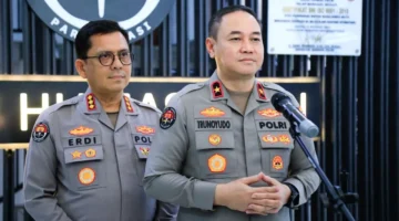 Brigjen Pol Trunoyudo Wisnu Andiko menyampaikan keterangan pers mengenai mutasi 1.121 perwira Polri yang mencakup pembentukan Polresta IKN, promosi puluhan Polwan, dan rotasi sejumlah pejabat strategis.
(Posnews/Ist)