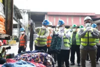 Petugas Kemendag, BIN, dan BAIS TNI memusnahkan 500 bal pakaian bekas impor ilegal di Bogor. (Posnews.co.id)