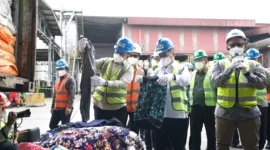 Petugas Kemendag, BIN, dan BAIS TNI memusnahkan 500 bal pakaian bekas impor ilegal di Bogor. (Posnews.co.id)