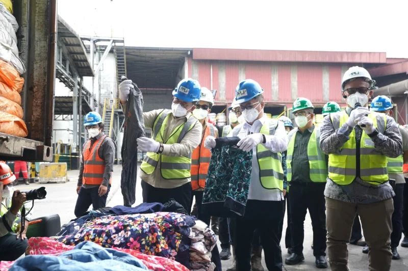 Petugas Kemendag, BIN, dan BAIS TNI memusnahkan 500 bal pakaian bekas impor ilegal di Bogor. (Posnews.co.id)