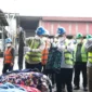 Petugas Kemendag, BIN, dan BAIS TNI memusnahkan 500 bal pakaian bekas impor ilegal di Bogor. (Posnews.co.id)