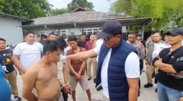 Kepala BNN, Komjen Suyudi Ario Seto memeriksa salah satu warga yang diamankan di Kampung Bahari, Tanjung Priok, Jakarta Utara. Dok: MR/Posnews
