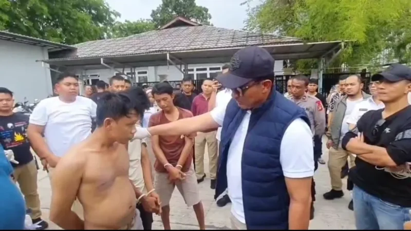 Kepala BNN, Komjen Suyudi Ario Seto memeriksa salah satu warga yang diamankan di Kampung Bahari, Tanjung Priok, Jakarta Utara. (MR/Posnews)
