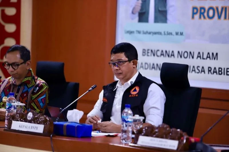 Kepala BNPB Letjen TNI Suharyanto menjelaskan video viral warga Sibolga saat konferensi pers di Jakarta. (Posnews/Ist)