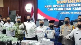 Kepala BNN Komjen Suyudi Ario Seto menunjukkan barang bukti hasil penggrebekan di Kampung Narkoba. (Posnews/Ist)
